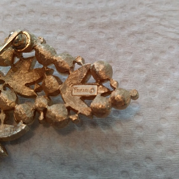 Vintage Trifari pearl brooch - Picture 4 of 5